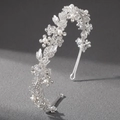 Diadema de novia plateada con perlas blancas y cristales sobre fondo oscuro - Hoja Floral / Plateado