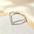 Dettaglio macro dell'anello a V in acciaio al titanio con eleganti zirconi incastonati - US 6 / Color Acciaio