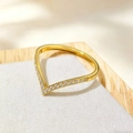 Dettaglio macro dell'anello a V dorato con micro-pavé di zirconi bianchi luccicanti - US 6 / Oro
