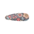 Clip BB floral de tela gris azulado con margaritas rosas y borde de costura ondulada - Estilo 19