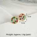 Boucles d'oreilles rondes dorées avec oxydes de zirconium colorés et détail de 1cm - Boucles d'Oreilles Clous Pavé Rond - Zirconium Coloré (E2785)