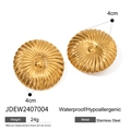 Gouden roestvrijstalen ronde oorbellen van 4cm met een geplooide metalen textuur - Jdew2407004