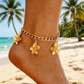 Tobillera de playa dorada con cadena de eslabones gruesos y dijes de flores texturizadas - Tobillera Cadena Cubana Triple Flor (A-377)