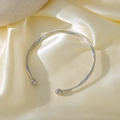 Brazalete plateado con diseño de torsión minimalista y cuentas redondas de metal pulido - Estilo Retorcido de Cuentas de Acero (E2210) / Color acero