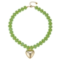 Dettaglio di una collana di perle in resina verde con un grande ciondolo a cuore dorato - Perla Cilindrica Stile Cuore (Stile-12)