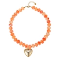 Vista dettagliata di una collana di perle di resina arancione con cuore d'oro grande. - Perla a Barile Cilindrica Stile Cuore (Stile-13)