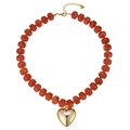 Vista dettagliata della collana di perle in resina arancione con grande pendente a cuore dorato - Perla a Barile Cuore Grande Stile (Stile-16)