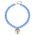 Vista dettagliata delle perle in resina blu e della collana con pendente a cuore - Perla a Barile Traslucida Stile Cuore (Stile-19)
