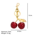 Portachiavi a ciliegia rossa scintillante con metallo dorato e misure 13cm x 6,9cm - Ciliegia a Foglia Singola - Rosso Vivo