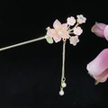 Haarnadel im Hanfu-Stil mit rosa Blumen und goldenem Quasten-Anhänger mit Perlen - Rosa Mehrblüten Künstliche Perle Quaste Stil (发簪2460) / Rosa