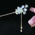 Goldene chinesische Haarnadel mit blauen Harzblüten und eleganten Perlenquasten - Himmelblau Blumen Künstliche Perle Quaste Stil (发簪2461) / Himmelblau