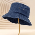 Chapeau bob en denim délavé bleu foncé avec œillets métalliques sur support doré - Bleu marine / Taille unique