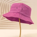 Bob magenta respirant en coton avec œillets et surpiqûres posé sur un support en métal - Rose rouge / Taille unique