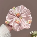 Roze satijnen haarelastiekje met stoffen rozen en parels voor een elegante haarstijl - #3 Roze Haarelastiekje Circa 21 Cm