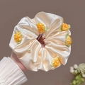 Elegante ivoren satijnen scrunchie met gele rozen en parels in een landelijke stijl - #2 Abrikooskleurige Scrunchie Circa 21 Cm