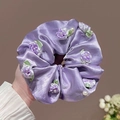 Lila satijnen scrunchie met stoffen rozen en parels voor elegante kapsels - #1 Paarse Haarelastiek Circa 21 Cm