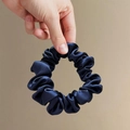 Elegante marineblauwe satijnen scrunchie met geplooide textuur voor grote knotten - Kawano Haarelastiekje In Franse Stijl Donkerblauw Satijn Maat 20# Circa 8 Cm