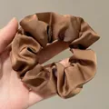 Koffiebruine satijnen scrunchie met elegante plooien en een zijdeglans afwerking - #1 Kawano Franse Stijl Effen Satijnen Scrunchie Haarelastiek 85 Cm