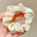 Elegante crèmekleurige satijnen scrunchie met zijdeachtige geplooide textuur en glans - #4 Kawano Franse Stijl Effen Satijnen Scrunchie Haarelastiek 85 Cm