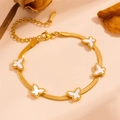 Détail macro du bracelet chaîne serpent dorée avec breloques papillons blancs et tag S.STEEL - Style Papillon Coquillage Blanc (L610)