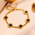 Vue détaillée du bracelet serpent en acier doré avec disques gravés de chiffres romains - Style Rond Chiffres Romains Coquillage Noir (L501)