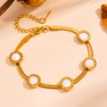 Détail du bracelet chaîne serpent dorée avec chiffres romains et pendentifs nacre - Style Rond Chiffres Romains Coquillage Blanc (L502)