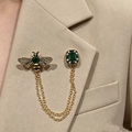 Spilla a catena con ape vintage con gemma color smeraldo e perle su un blazer beige - Spilla a Catena Ape