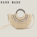 Bolso media luna de paja beige hecho a mano con conchas y asa redonda a rayas - Beige