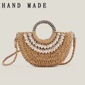 Bolso de paja semicircular hecho a mano con conchas y asas de rayas blancas y negras - Camel