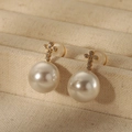 Pendientes vintage de cruz dorada con perlas blancas redondas y circonitas - Estilo de Cruz