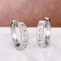Detalle de pendientes de aro plateados con circonitas brillantes de corte cuadrado - Circonita Blanca (E3711-Color Platino)