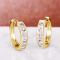 Vista macro de pendientes de aro dorados con circonitas transparentes de corte cuadrado - Circonita Blanca (E3711-Oro KC Claro)