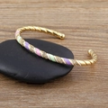 Brazalete bohemio bañado en oro de 18k con esmalte de cuadros coloridos y circonitas finas - Colorido