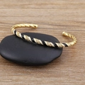 Brazalete abierto bohemio con baño de oro de 18k, esmalte blanco negro y piedras de circón - Negro