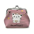 Détail d'un porte-monnaie chat rose avec imprimé MY PRINCESS et fermoir en métal argenté - Chat Rose