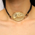 Detaillierte Nahaufnahme eines goldenen Chokers mit Western-Cowboyhut-Anhänger für Damen - Cowboyhut-Anhänger mit Relief (1162) / KC Gold