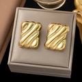 Elegante rechteckige Goldohrringe mit Vintage-Wellenstruktur auf einer Schmuckschatulle - Rechteckiger Strukturierter Stil (G267) / Gold