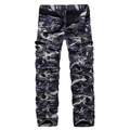 Herren Camouflage-Cargohose mit Fleece-Futter und verstellbarem schwarzem Gürtel in Blau - EU 29 / Marineblau Camo