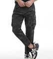 Détail du pantalon cargo camouflage pour homme avec plusieurs grandes poches cargo - Camouflage Gris Foncé / 29