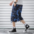 Short cargo ample pour homme avec motif camouflage bleu foncé et poches multiples - EU 31 / Camouflage bleu royal