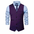 Primer plano de chaleco de vestir morado oscuro para hombre con cinco botones y cuello V - S / Morado