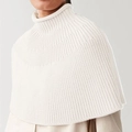 Damen Strickponcho in Off-White mit Rollkragen und feinem Rippenmuster im Urban-Stil - S / Weiß