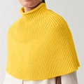 Leuchtend gelber Rollkragen-Strickumhang für Damen, geripptes Design am Model - S / Gelb