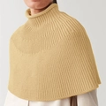 Detailaufnahme des beigefarbenen Rollkragen-Strickponchos mit dicker vertikaler Rippenstruktur - S / Khaki