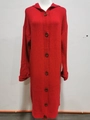 Dettaglio cardigan lungo rosso in maglia con cappuccio e bottoni marroni scuri - S / Rosso