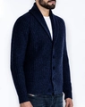 Détail d'un cardigan en maille bleu marine avec col châle et texture côtelée - M / Bleu foncé