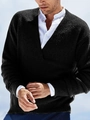 Nahaufnahme eines schwarzen V-Ausschnitt-Strickpullovers für Herren mit Texturdetails - S / Schwarz