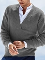 Detail eines grauen Herren-Waffelstrickpullovers mit V-Ausschnitt und Stoffstruktur - S / Grau