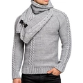 Detail eines grauen Zopfstrickpullovers mit abnehmbarem Rollkragen und Lederschnalle - S / Grau