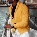 Detail der gelben Strickjacke mit Schalkragen, Wabenmuster und dunklen Knöpfen - S / Gelb